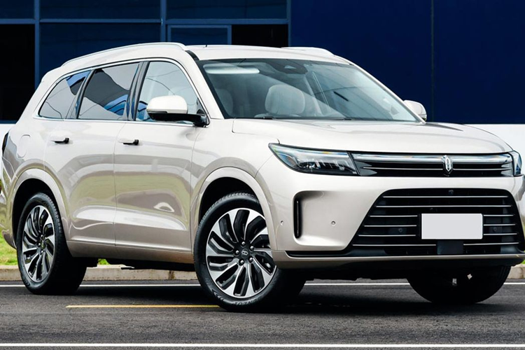 Tại quê nhà, AITO M7 2023 mới được phân phối với 5 phiên bản, gồm 3 mẫu năm chỗ và 2 mẫu sáu chỗ, với mức giá dao động từ 249.800 – 329.800 NDT (khoảng 852 - 1,124 tỷ đồng). Mức giá này thấp hơn 40.000 NDT so với phiên bản gốc được ra mắt lần đầu tiên vào tháng 7/2022.