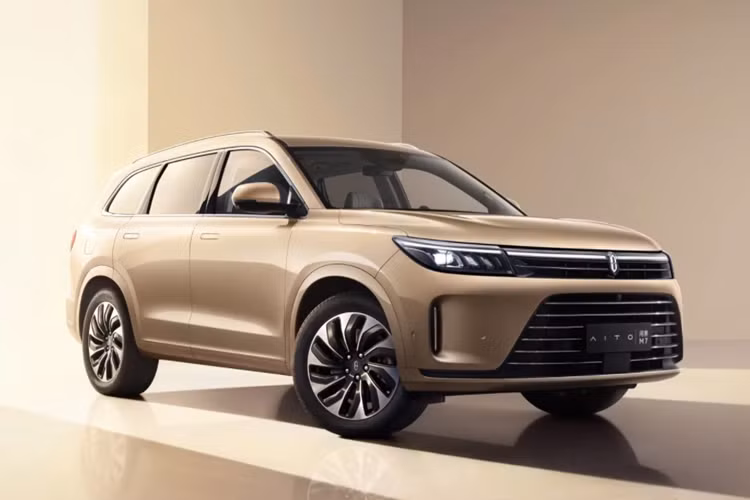 Hơn nữa, Huawei còn trang bị hệ thống GAEB (cây nhà lá vườn) cho phép phanh tự động khẩn cấp khi phát hiện cây hoặc đá đổ. Cung cấp sức mạnh cho AITO M7 tiếp tục là hệ thống hybrid mở rộng phạm vi 1.5T (EREV) và động cơ điện do Huawei sản xuất.