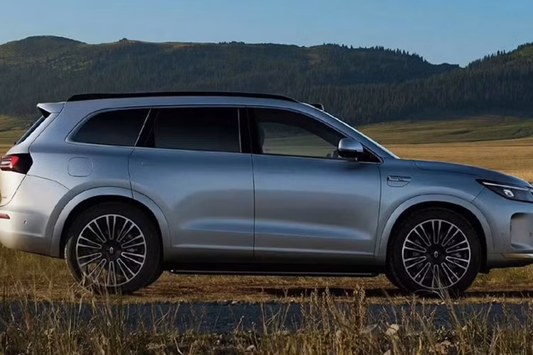 Trong đó, phiên bản 5 chỗ thu về lượng đơn đặt hàng lớn nhất, chiếm 80% tổng khối lượng, còn lại 19% đến từ phiên bản 6 chỗ. Ông Yu Chengdong (Richard Yu) - Giám đốc điều hành của Huawei cho biết, công ty đã đầu tư hơn 500 triệu NDT vào AITO M7 2023 và mẫu xe mới dự kiến sẽ tạo ra doanh thu hơn 30% vào doanh số của AITO trong năm nay.