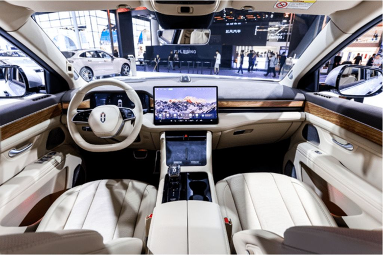 Theo đó, AITO M7 mới có hơn 27 cảm biến trên toàn xe để kích hoạt Hệ thống lái xe nâng cao ADS 2.0 của Huawei, với các chức năng: tránh va chạm, phanh khẩn cấp tự động, chuyển làn đường, hỗ trợ đỗ xe tự động, hỗ trợ đỗ xe từ xa,....