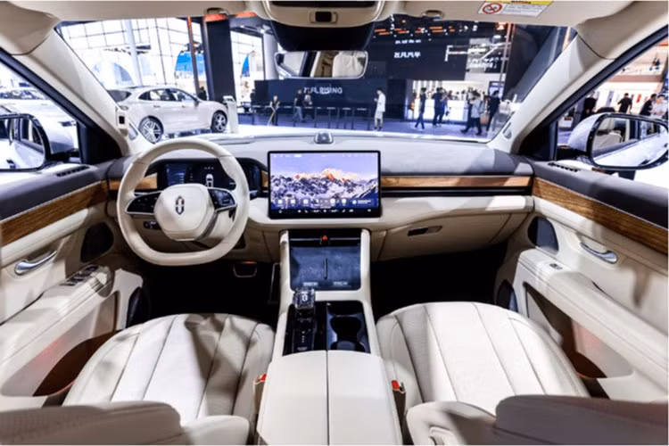 Theo đó, AITO M7 mới có hơn 27 cảm biến trên toàn xe để kích hoạt Hệ thống lái xe nâng cao ADS 2.0 của Huawei, với các chức năng: tránh va chạm, phanh khẩn cấp tự động, chuyển làn đường, hỗ trợ đỗ xe tự động, hỗ trợ đỗ xe từ xa,....