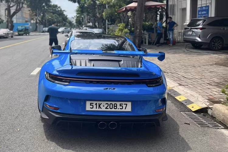 Xe đua đường phố Porsche 911 GT3 thế hệ 992 được trang bị động cơ 6 xi-lanh hút khí tự nhiên, dung tích 4.0 lít sản sinh ra công suất tối đa 503 mã lực tại vòng tua máy 8.400 vòng/phút và mô-men xoắn cực đại 470 Nm tại tua máy 6.100 vòng/phút.