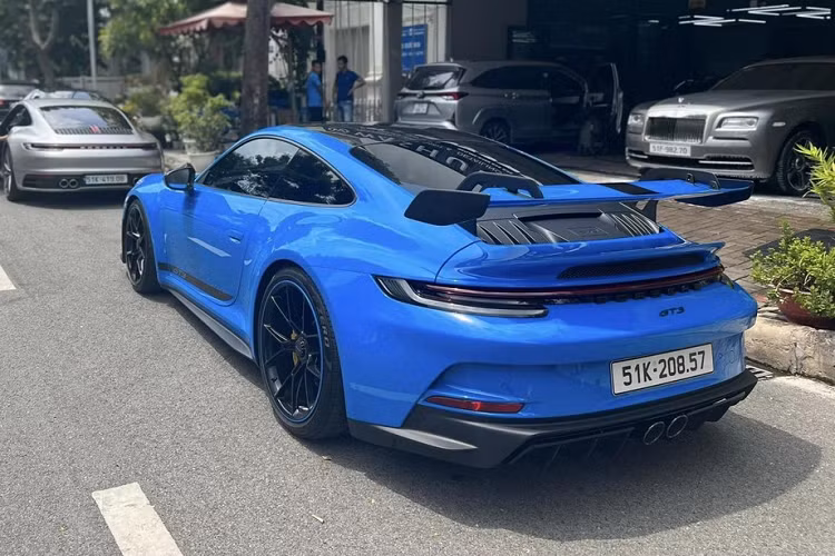 Xe đua đường phố Porsche 911 GT3 thế hệ 992 được trang bị động cơ 6 xi-lanh hút khí tự nhiên, dung tích 4.0 lít sản sinh ra công suất tối đa 503 mã lực tại vòng tua máy 8.400 vòng/phút và mô-men xoắn cực đại 470 Nm tại tua máy 6.100 vòng/phút.
