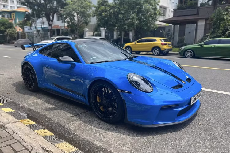 Việc lắp lại cánh gió đuôi cho chiếc xe Porsche 911 GT3 992 đặc biệt này cũng đã báo hiệu, đơn vị này đã sẵn sàng cho xe lên thị trường mua bán, và đây cũng chính là chiếc Porsche 911 GT3 2022 duy nhất đang được rao bán trên mạng hiện nay. 