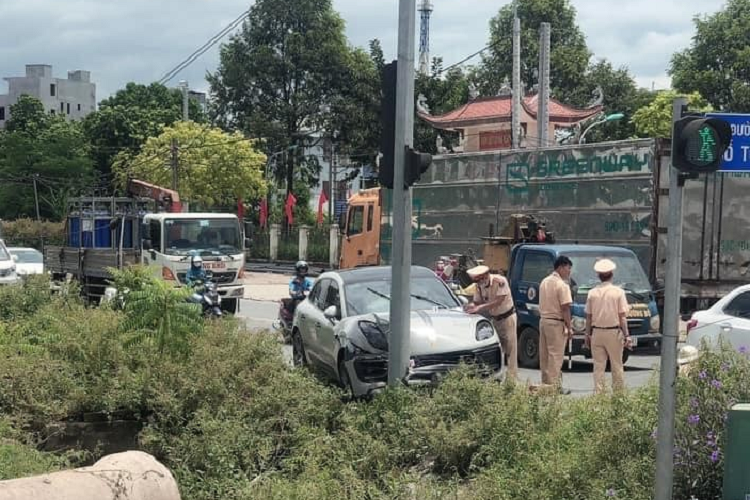 Hiện chưa rõ nguyên nhân cụ thể dẫn đến vụ tai nạn này. Chỉ thấy rằng, chiếc Porsche Macan S của hậu vệ Văn Thanh đã tông vào cột đèn tín hiệu giao thông bên đường. Cú va chạm mạnh khiến góc đầu xe bên phải biến dạng và nắp ca-pô dồn về phía sau. Túi khí bên trong xe đã bung ra.