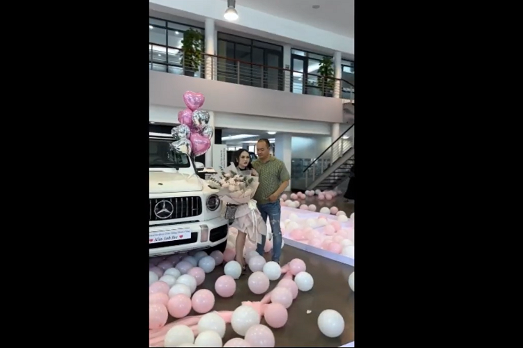 SUV hạng sang Mercedes-AMG G63 V1 của đại gia Hà Nội mua tặng vợ vẫn được trang bị khối động cơ xăng V8, tăng áp kép, dung tích 4.0 lít, sản sinh công suất tối đa 577 mã lực tại vòng tua máy 6.000 vòng/phút và mô-men xoắn cực đại 850 Nm tại dải tua máy 2.500 - 3.500 vòng/phút.