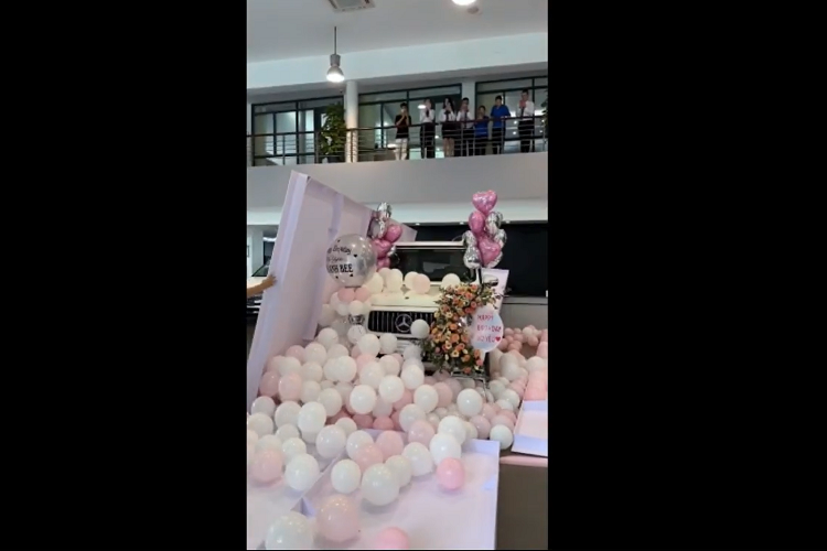 Hiện tại, các đại lý chính hãng của Mercedes-Benz đang bán dòng xe G63 V1 với ngoại hình chỉ khác xe tiêu chuẩn là bộ mâm 22 inch, sơn đen mờ, vốn là đặc điểm riêng của Mercedes-AMG G63 Edition 1 với hơn 35 xe về nước, tuy nhiên, hiện tại, bộ mâm này đã vào danh sách tùy chọn với giá trên 100 triệu đồng.