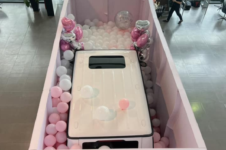 Đoạn video quay lại cho thấy, chiếc SUV hạng sang Mercedes-AMG G63 được gói trong 1 hộp quà khổng lồ có màu trắng, thắt nơ hồng, khi chủ nhân của xe mở hộp quà, bên trong có hàng trăm quả bóng với 2 màu chủ đạo là hồng và trắng. 