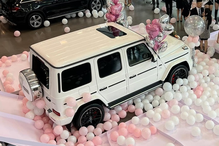Dưới bình luận của bài đăng này, không ít bình luận của các chị em xin chủ nhân chiếc Mercedes-AMG G63 V1 "nhả vía" cho mình. Đây không phải lần đầu tiên, có 1 đại gia Việt tặng xe sang Mercedes đắt tiền cho vợ. Thậm chí, nhiều "cánh mày râu" còn tố nhau rằng, các ông muốn xe đó nên sẵn dịp ngày trọng đại của vợ, tặng là quá hợp lý.