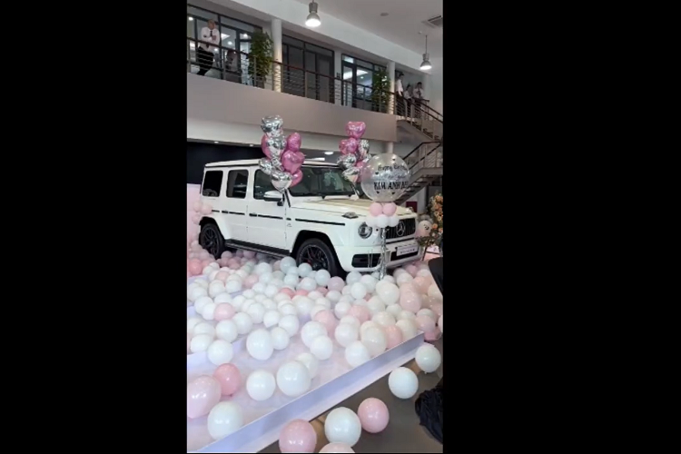 Ngoài ra xe còn có gói thiết kế nội thất Superior Line, vô lăng AMG với nút bấm đặc trưng, hàng ghế trước tiện nghi với nhiều chế độ massage và làm mát, gói trang bị mở rộng tính năng giải trí và thư giản Energizing, hệ thống lọc và tạo ion âm cho không gian nội thất, cổng chờ gắn phụ kiện cho hệ thống giải trí hàng ghế sau, hệ thống hỗ trợ giữ khoảng cách chủ động Distronic, hệ thống hỗ trợ cảnh báo điểm mù, hệ thông hỗ trợ chống trộm Urban Guard.