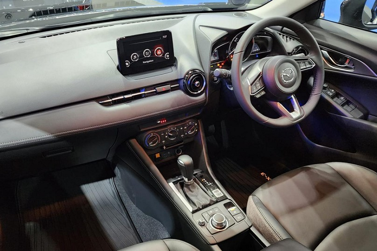 Bên trong xe, Mazda CX-3 2024 ở Thái Lan có thêm viền cửa gió điều hòa màu đồng và hệ thống âm thanh Bose 7 loa mới. Thiết kế của nội thất không có gì mới so với phiên bản cũ. Mazda CX-3 2024 bản tiêu chuẩn chỉ có ghế bọc nỉ, ghế lái chỉnh điện 6 hướng, ghế phụ lái chỉnh tay 4 hướng,...