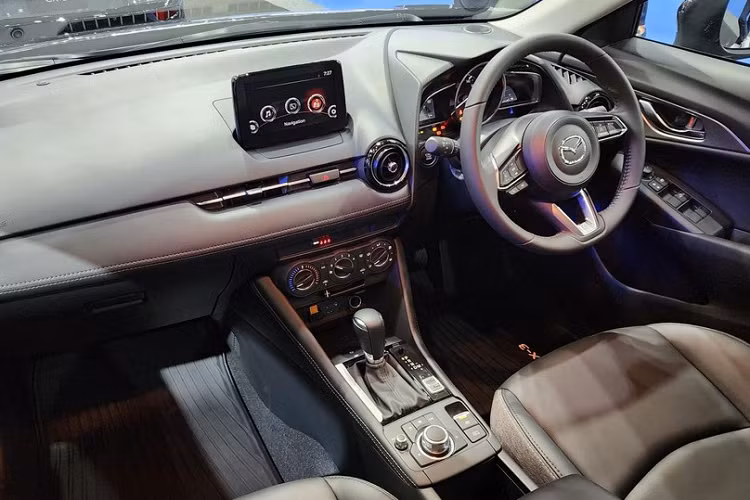 Bên trong xe, Mazda CX-3 2024 ở Thái Lan có thêm viền cửa gió điều hòa màu đồng và hệ thống âm thanh Bose 7 loa mới. Thiết kế của nội thất không có gì mới so với phiên bản cũ. Mazda CX-3 2024 bản tiêu chuẩn chỉ có ghế bọc nỉ, ghế lái chỉnh điện 6 hướng, ghế phụ lái chỉnh tay 4 hướng,...