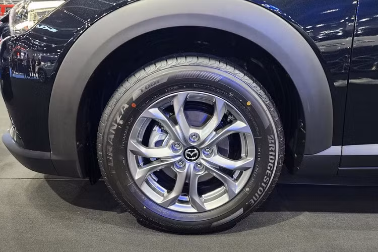 Những trang bị ngoại thất còn lại của Mazda CX-3 2024 giữ nguyên như cũ. Ở bản tiêu chuẩn, xe dùng đèn pha Halogen, đèn hậu thông thường, gương chiếu hậu chỉnh điện/gập điện/tích hợp đèn báo rẽ, ăng ten vây cá, vành hợp kim 16 inch và 2 đầu ống xả phía sau.