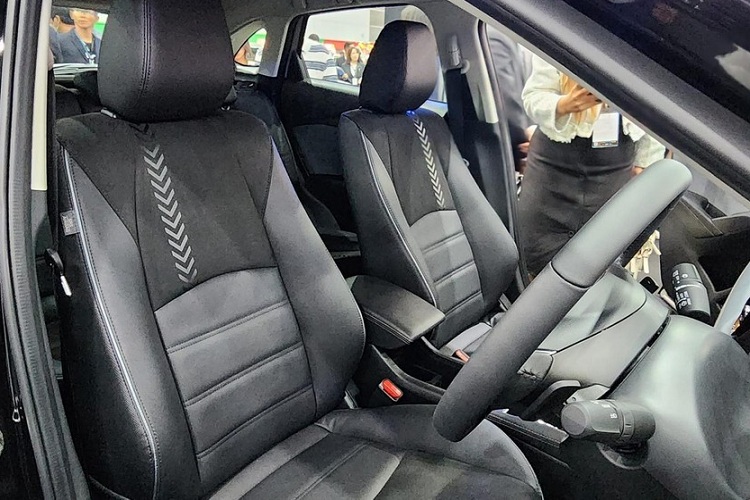 ...chìa khóa thông minh, khởi động nút bấm, vô lăng/cần số bọc da màu xám, vô lăng chỉnh 4 hướng, bảng đồng hồ analog, phanh tay điện tử, tự động giữ phanh tạm thời, cửa sổ lên/xuống 1 chạm chống kẹt bên ghế lái, điều hòa thông thường, hệ thống âm thanh 6 loa, màn hình cảm ứng trung tâm 7 inch, hỗ trợ Apple CarPlay/Android Auto và 2 cổng USB.