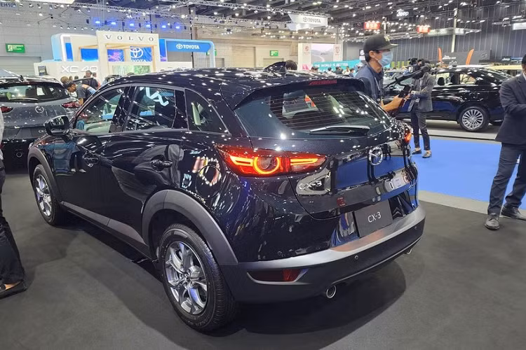 Tiến lên bản cao cấp hơn, khách hàng Thái Lan sẽ nhận về những trang bị tiện nghi như ghế bọc da, bệ tì tay giữa ghế sau tích hợp 2 giá để ly, kết nối Apple Carplay/Android Auto không dây, sạc điện thoại không dây và cửa sổ trời chỉnh điện. Bản cao cấp nhất sẽ có thêm ghế bọc da pha da lộn, màn hình hiển thị thông tin kính lái HUD, ghế lái chỉnh điện 8 hướng/nhớ 2 vị trí, lẫy chuyển số sau vô lăng và hệ thống âm thanh Bose 7 loa.