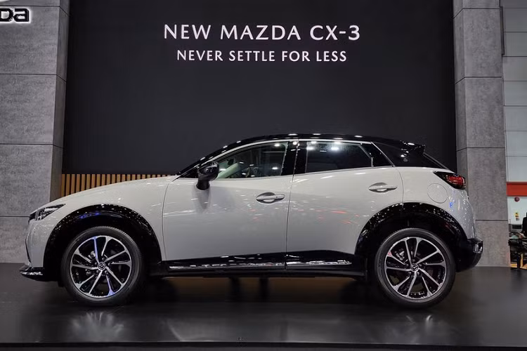 Trong khi đó, bản cao cấp hơn có thêm đèn pha LED tự động bật/tắt, tự động điều chỉnh độ cao của luồng sáng, đèn LED định vị ban ngày, đèn hậu LED, cần gạt nước tự động và vành hợp kim 18 inch. Riêng bản cao cấp nhất sẽ đi kèm đèn sương mù LED phía trước cùng những chi tiết ngoại thất màu đen bóng như lưới tản nhiệt, ốp gương chiếu hậu và nóc.