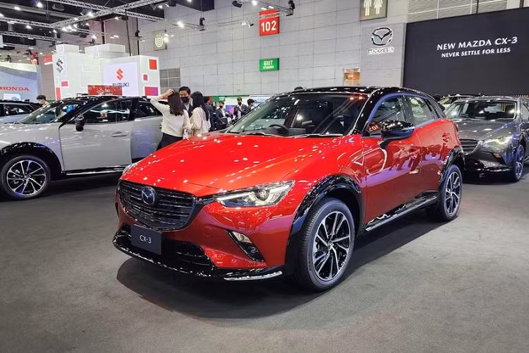 Xe có tổng cộng 7 màu sơn ngoại thất, bao gồm đỏ Soul Red Crystal, xám Machine Gray, trắng Snowflake White Pearl, xám Polymetal Gray, đen Jet Black, đồng Platinum Quartz và xám Aero Gray mới. Tại thị trường Thái Lan, CX-3 hiện là một trong những mẫu xe thành công nhất của thương hiệu Mazda. Từ khi ra mắt thị trường Thái Lan đến nay, mẫu xe này đã đạt doanh số cộng dồn hơn 30.000 xe.