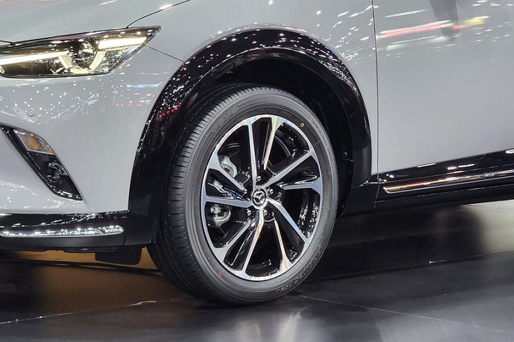 Trong đó, bản tiêu chuẩn của xe rẻ hơn bao giờ hết. So với phiên bản cũ, mẫu xe crossover Mazda CX-3 2024 không thay đổi nhiều về thiết kế ngoại thất. Thay vào đó, hãng Mazda chỉ bổ sung nóc và nẹp hốc bánh màu đen mới cho xe. Nằm bên trong hốc bánh này là vành la-zăng có đường kính 18 inch và thiết kế mới.