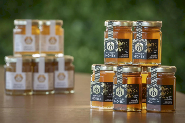 Tất cả các hũ mật đều có chung thiết kế nhãn với họa tiết trang trí hình tổ ong, tuy nhiên loại “Black Edition” đúng như tên gọi có màu đen, còn các hũ mật tiêu chuẩn dùng màu trắng.