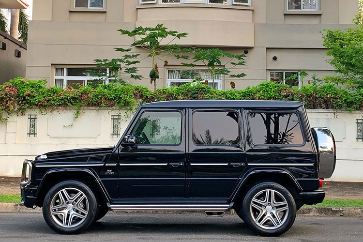 Bên trong khoang lái của Mercedes-AMG G63 là một không gian hiện đại, sang trọng và rộng rãi, khoảng để chân sau rộng thêm 150 mm, bề ngang của xe cũng được tăng thêm 68 mm. Nội thất sử dụng chất liệu da cao cấp cùng các tùy chọn màu thời trang. Mercedes-AMG G63 đưa ra 30 màu sắc cùng chất liệu da để bọc cho ghế ngồi với mức giá từ hoàn toàn miễn phí cho đến hơn cả nghìn đô la.