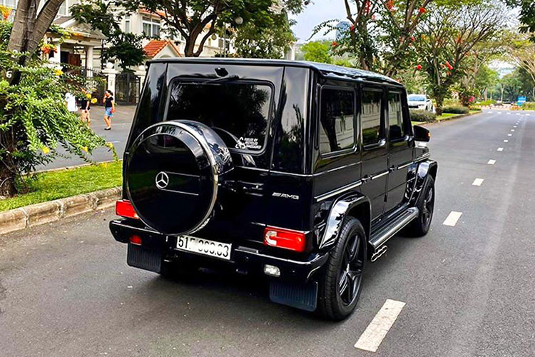Mercedes-AMG G63 cung cấp đâu đó gần 15 màu sơn miễn phí cho khách hàng lựa chọn. Ngoài ra còn có khoảng 9 màu sơn có giá từ 2.300 - 3.950 USD (tương đương cho 53 - 91,6 triệu đồng). Thêm vào đó, ở danh mục màu sơn G Manufaktur còn cung cấp cho các khách hàng khi chọn mua Mercedes-AMG G63 11 bộ áo khác nhau nhưng cùng giá tiền đó là 6.950 USD (khoảng 161 triệu đồng).