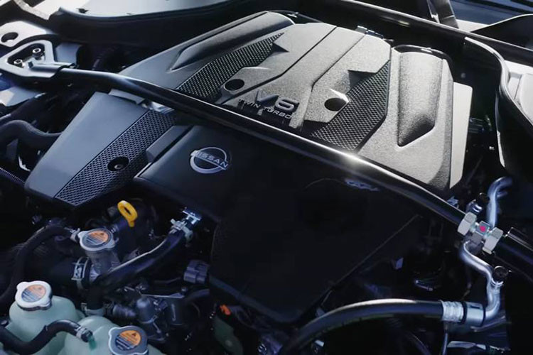 Ở bên trong khoang cabin, các nút chọn chế độ lái/khởi động động cơ và nút chọn chế độ lái được mạ màu đỏ, trong khi đồ họa trên màn hình kỹ thuật số có đường viền màu đỏ xung quanh máy đo tốc độ, logo Nismo và hiệu ứng hình ảnh đặc biệt khi khởi động xe.