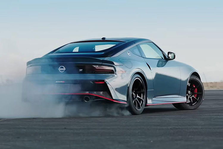 Khối động cơ tăng áp kép V6 VR30DDTT 3.0 lít của xe được cải thiện về khả năng tản nhiệt và có hệ thống kiểm soát cửa xả điện tử được chỉnh sửa lại tối ưu hơn nhằm nâng cao hiệu quả làm việc của bộ tăng áp và tốc độ tua-bin, thời điểm đánh lửa độc lập lấy cảm hứng từ GT-R Nismo.