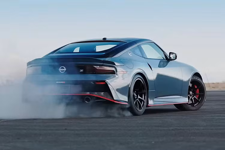 Khối động cơ tăng áp kép V6 VR30DDTT 3.0 lít của xe được cải thiện về khả năng tản nhiệt và có hệ thống kiểm soát cửa xả điện tử được chỉnh sửa lại tối ưu hơn nhằm nâng cao hiệu quả làm việc của bộ tăng áp và tốc độ tua-bin, thời điểm đánh lửa độc lập lấy cảm hứng từ GT-R Nismo.