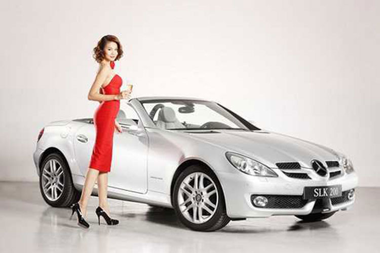 Là người nổi tiếng trong CLB Mercedes-Benz đến hết năm 2013, trong thời gian làm verdette cho hãng, cô nàng siêu mẫu này cũng thường xuyên xuất hiện bên những mẫu xe sang mang logo ngôi sao 3 cánh. Được biết, vào năm 2012, cô cũng từng sở hữu một chiếc sedan hạng sang Mercedes–Benz C-Class.