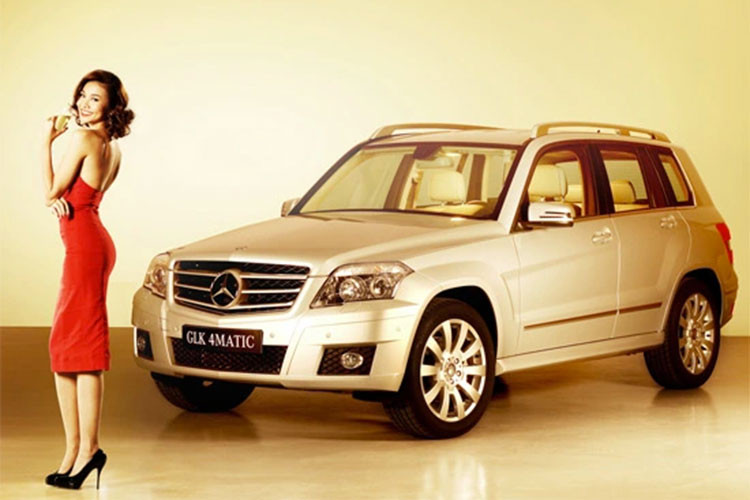 Trước khi sở hữu Porsche Macan, siêu mẫu Thanh Hằng còn là verdette của CLB người nổi tiếng sử dụng xe Mercedes-Benz Việt Nam (Mercedes Celebrity Club). Siêu mẫu có đôi chân dài 1m12 này từng sở hữu một chiếc GLK Deluxe vào năm 2010.