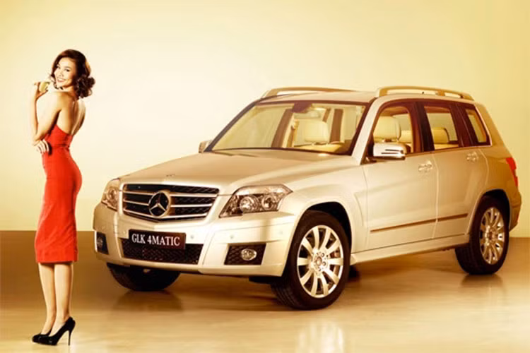 Trước khi sở hữu Porsche Macan, siêu mẫu Thanh Hằng còn là verdette của CLB người nổi tiếng sử dụng xe Mercedes-Benz Việt Nam (Mercedes Celebrity Club). Siêu mẫu có đôi chân dài 1m12 này từng sở hữu một chiếc GLK Deluxe vào năm 2010.