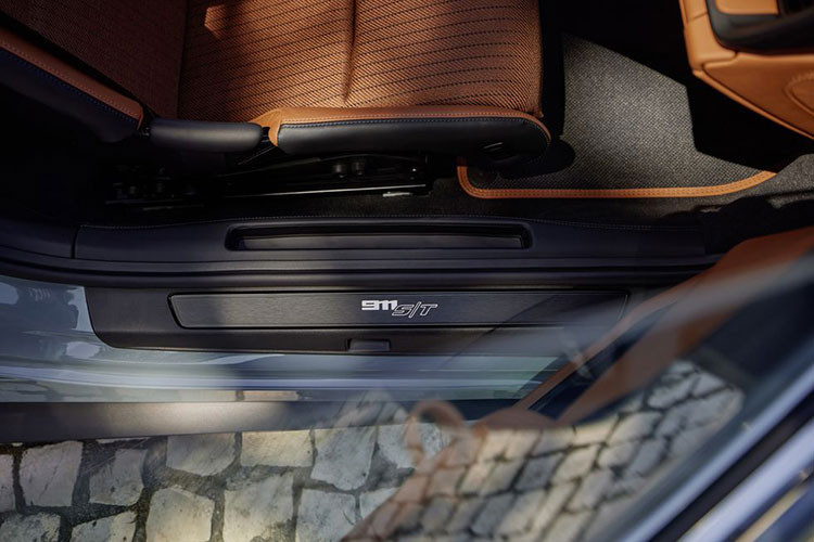 Để thực sự khiến những người may mắn được chạm tay vào chiếc xe đặc biệt này, Porsche Design mang đến chiếc đồng hồ độc quyền có tên "Chronograph 1 – 911 S/T", có phần vỏ bằng nhôm và thiết kế nhẹ nhất có thể.