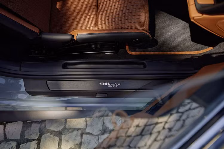 Để thực sự khiến những người may mắn được chạm tay vào chiếc xe đặc biệt này, Porsche Design mang đến chiếc đồng hồ độc quyền có tên "Chronograph 1 – 911 S/T", có phần vỏ bằng nhôm và thiết kế nhẹ nhất có thể.