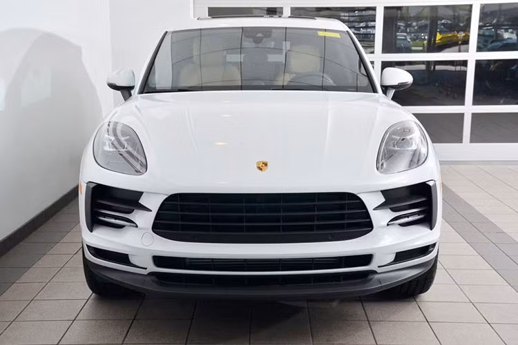 Đây không phải là lần đầu tiên siêu mẫu Thanh Hằng mua Porsche, trước đó,cô nàng cũng từng sở hữu một chiếc Porsche Macan 2019. Cô thường xuyên sử dụng chiếc xe này để đi lại và làm việc. Được biết, chiếc Porsche Macan 2019 này sở hữu ngoại thất màu trắng trẻ trung, kết hợp nội thất hai tông be và đen, trong đó màu be là chủ đạo, mang lại cảm giác sang trọng và ấm cúng.