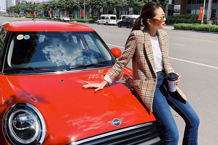 Ngoài 3 thương hiệu xe sang Đức là Porsche, Mercedes-Benz và Audi đã từng "qua tay" Thanh Hằng, cô nàng siêu mẫu này còn từng sở hữu một chiếc MINI One màu đỏ. Chiếc MINI của Thanh Hằng được cô mua vào năm 2019 với biển số lặp tương đối đẹp là 920.92. Ở thời điểm mua, ước tính chiếc xe có giá lăn bánh lên tới 1,7 tỷ đồng.