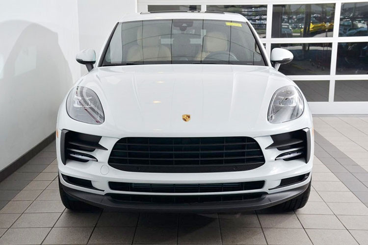 Đây không phải là lần đầu tiên siêu mẫu Thanh Hằng mua Porsche, trước đó,cô nàng cũng từng sở hữu một chiếc Porsche Macan 2019. Cô thường xuyên sử dụng chiếc xe này để đi lại và làm việc. Được biết, chiếc Porsche Macan 2019 này sở hữu ngoại thất màu trắng trẻ trung, kết hợp nội thất hai tông be và đen, trong đó màu be là chủ đạo, mang lại cảm giác sang trọng và ấm cúng.