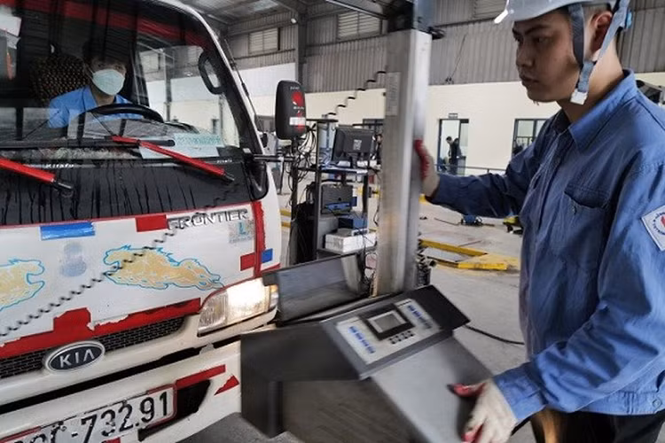 Oto chua nop phat khong duoc cap tem kiem dinh thoi han 15 ngay