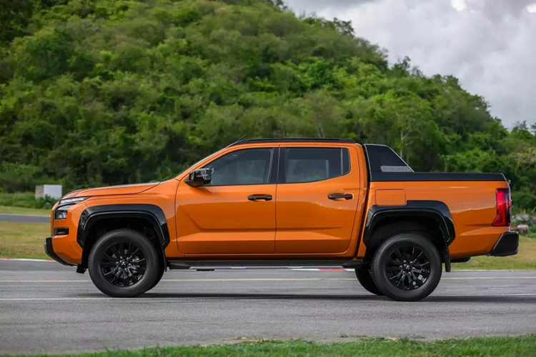 Tiếp theo đó là những trang bị như hệ thống đèn 2 tầng với dải đèn LED định vị ban ngày ở trên và đèn pha bên dưới, đèn sương mù trước, ốp gầm màu xám, bộ vành hợp kim 18 inch, lốp 265/60 R18, bệ bước chân to bản, gương chiếu hậu tích hợp đèn báo rẽ/camera, đèn hậu LED,...