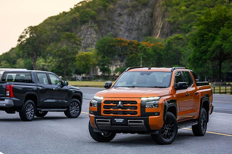 Ngoài ra, xe còn có 7 chế độ lái là Normal (bình thường), Eco (tiết kiệm), Gravel (sỏi), Snow (đường tuyết), Mud (bùn), Sand (cát) và Rock (đá). Thêm vào đó là khóa vi sai chống trượt chủ động với tính năng kiểm soát phanh, khóa vi sai cầu sau, hệ thống kiểm soát vào cua chủ động Active Yaw Control, hệ thống treo độc lập phía trước và hệ thống treo tay đòn kép với thanh cân bằng đằng sau.