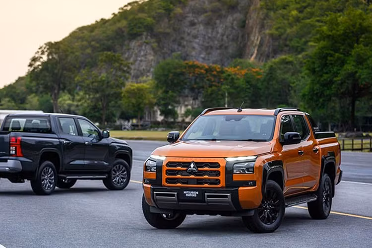 Ngoài ra, xe còn có 7 chế độ lái là Normal (bình thường), Eco (tiết kiệm), Gravel (sỏi), Snow (đường tuyết), Mud (bùn), Sand (cát) và Rock (đá). Thêm vào đó là khóa vi sai chống trượt chủ động với tính năng kiểm soát phanh, khóa vi sai cầu sau, hệ thống kiểm soát vào cua chủ động Active Yaw Control, hệ thống treo độc lập phía trước và hệ thống treo tay đòn kép với thanh cân bằng đằng sau.