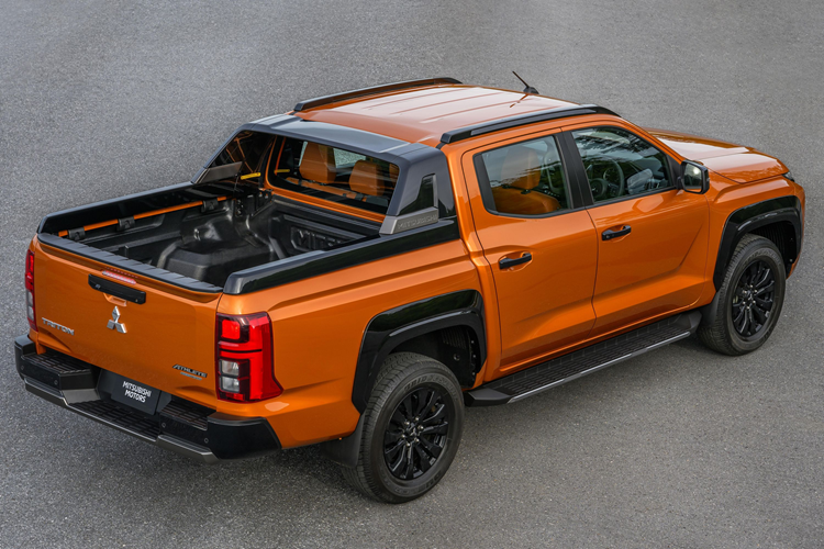 Các trang bị tiện nghi đáng chú ý khác của Mitsubishi Triton Athlete 2024 tại thị trường Thái Lan gồm có ghế lái chỉnh điện 8 hướng, chìa khóa thông minh, khởi động máy bằng nút bấm, hệ thống điều hòa 2 vùng tự động, 2 cổng sạc 12V, cổng USB Type A/Type C cho hàng ghế sau và sạc điện thoại không dây.