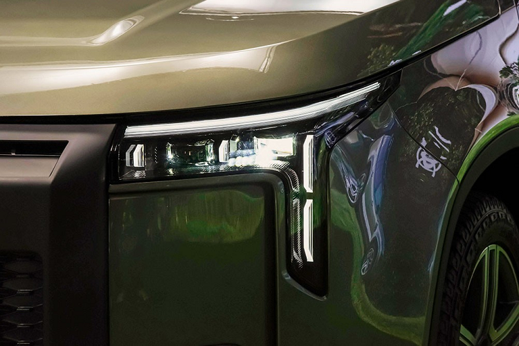 Bên sườn, BAIC Jishi 01 sở hữu đường dập gân thẳng thớm kéo dài từ đèn pha đến đèn hậu và các cột sơn màu đen, mang đến hiệu ứng nóc trôi nổi. Đằng sau chắn bùn trước của xe còn có cảm biến LiDAR và camera để phục vụ các tính năng trợ lái ADAS. Bên cạnh đó là hốc bánh phồng lên, tạo cảm giác cơ bắp, đi kèm vành la-zăng có đường kính 20 inch với thiết kế 5 chấu, sơn màu xám khỏe khoắn.