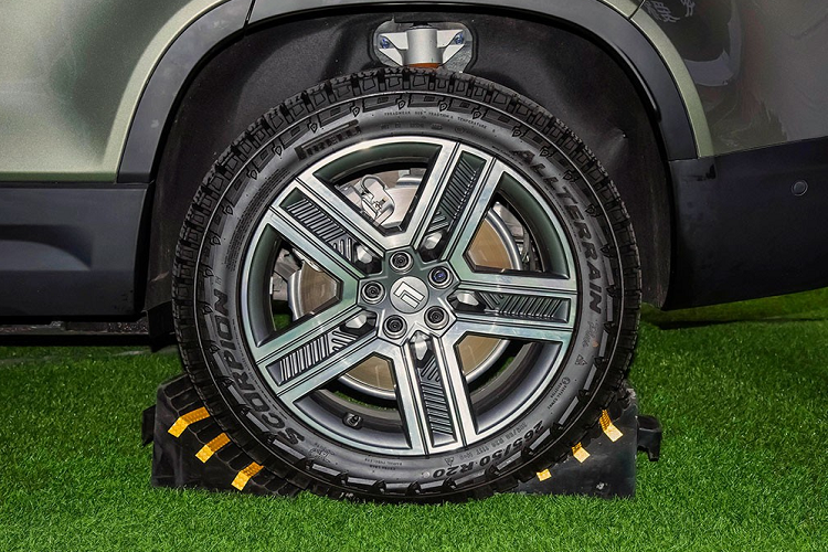 Đằng sau BAIC Jishi 01 xuất hiện đèn hậu hình chữ "T" tương tự cụm đèn trước. Vì đi kèm lốp dự phòng nên cửa cốp của xe mở sang ngang thay vì mở lên trên thông thường. Trong khi đó, cản trước và cản sau của xe đều được sơn màu đen nhám để phù hợp với hình ảnh của một mẫu SUV việt dã.