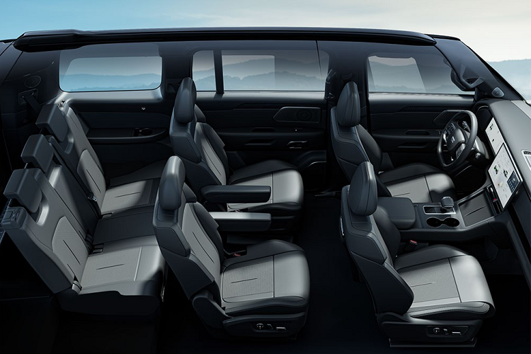 Bên trong BAIC Jishi 01 là không gian nội thất 3 hàng ghế với 2 cấu hình 2+2+2 (6 chỗ) và 2+3+2 (7 chỗ). Ở phiên bản 6 chỗ, xe sẽ có 2 ghế thương gia ở giữa. Bên trong BAIC Jishi 01 là không gian nội thất 3 hàng ghế với 2 cấu hình 2+2+2 (6 chỗ) và 2+3+2 (7 chỗ). Ở phiên bản 6 chỗ, xe sẽ có 2 ghế thương gia ở giữa.