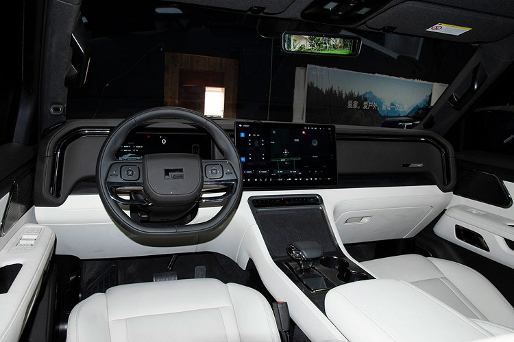 Khi mua mẫu xe này, khách hàng Trung Quốc có thể chọn 1 trong 6 màu sơn ngoại thất là xanh lá Wild Forest Green, xám Cloud Grey, bạc Glacier Silver, xanh dương Yuanfeng Blue, trắng Snow Mountain White và đen Black Warrior Special Edition. Trong khi đó, nội thất có 3 tùy chọn màu là cam, trắng và đen.