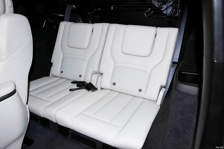 "Trái tim" của BAIC Jishi 01 là hệ truyền động plug-in hybrid, bao gồm máy xăng 4 xi-lanh, tăng áp, dung tích 1.5L, tạo ra công suất tối đa 150 mã lực, kết hợp với mô-tơ điện và pin 56,01 kWh. Theo nhà sản xuất, xe có thể chạy 235 km mà không cần dùng đến động cơ xăng. Sau khi đổ đầy bình xăng và sạc đầy pin, xe có thể hoàn thành quãng đường tổng cộng 1.115 km theo chu trình thử nghiệm WLTP.