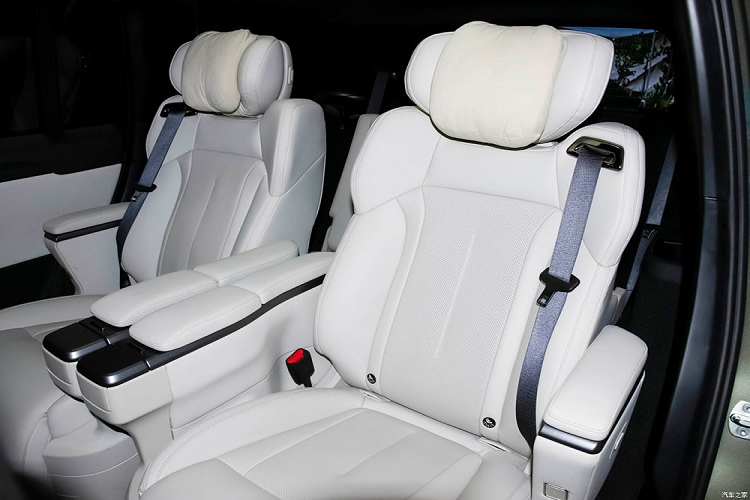 Những trang bị đáng chú ý tiếp theo của xe bao gồm 2 sạc điện thoại không dây, chip Qualcomm 8155 hỗ trợ hệ thống kết nối, 7 cổng sạc, 40 hộc chứa đồ và hệ thống âm thanh 14 loa tiêu chuẩn. Bên cạnh đó là 5 radar sóng milimet, 6 camera và 12 cảm biến siêu âm để đảm bảo sự an toàn cho hành khách trên xe.