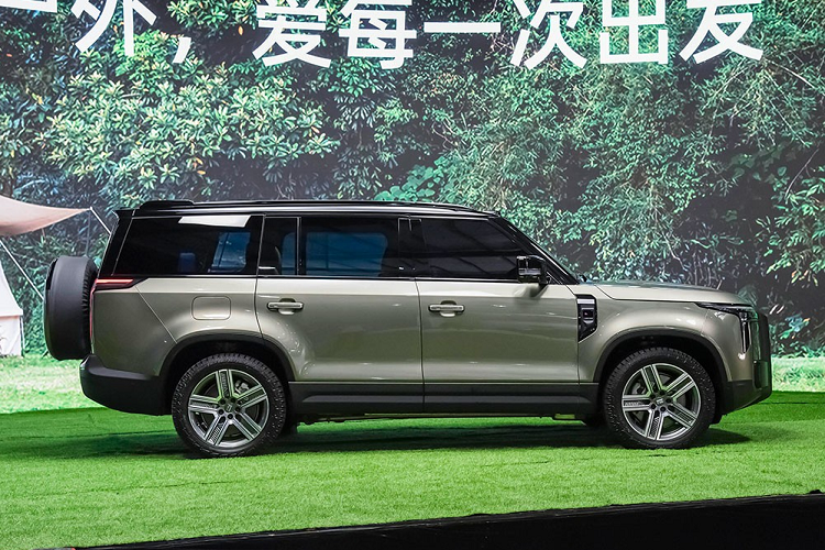 Trước thềm triển lãm Ô tô Thành Đô 2023 khai mạc vào hôm 25/8 vừa qua, hãng BAIC đã chính thức giới thiệu Jishi 01 với thị trường nội địa. Ở thị trường này, giá xe BAIC Jishi 01 2024 cho 2 phiên bản dao động từ 349.900 - 359.900 Nhân dân tệ (khoảng 1,15 - 1,18 tỷ đồng).