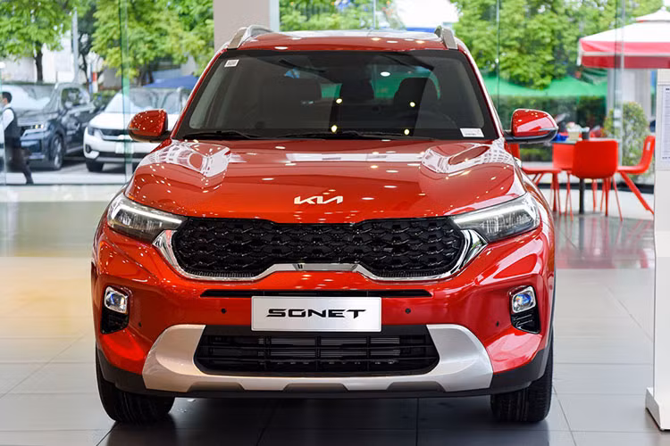  Kia Sonet: 1.065 xe Một mẫu xe khác của nhà Kia tiếp tục duy trì doanh số cao trong tháng 8 với 1.065 chiếc bán ra, tăng nhẹ 35 xe so với tháng trước. Cộng dồn trong 8 tháng đầu năm, mẫu xe đa dụng cỡ nhỏ của Kia bán ra tổng số 6.531 chiếc. Hiện, Sonet được phân phối với 4 phiên bản bao gồm 1 bản số sàn và 3 bản số tự động, giá bán dao động từ 499 - 609 triệu đồng. 