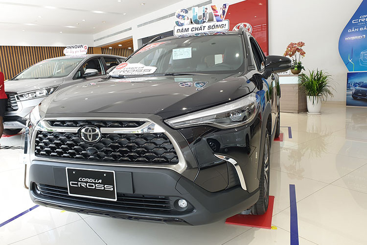  Toyota Corolla Cross: 1.694 xe Xếp thứ 3 trong bảng xếp hạng là Toyota Corolla Cross với doanh số đạt 1.694 xe, tăng 569 xe so với tháng 7. Tổng cộng 8 tháng đầu năm, Toyota Corolla Cross bán được 9.160 chiếc. Hiện tại, Toyota Corolla Cross đang được phân phối dưới dạng nhập khẩu nguyên chiếc từ Thái Lan với 3 phiên bản, đi cùng giá bán dao động từ 755 - 955 triệu đồng. 
